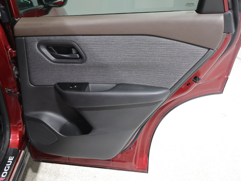 Used 2023 Nissan Rogue S AWD/4WD image 21