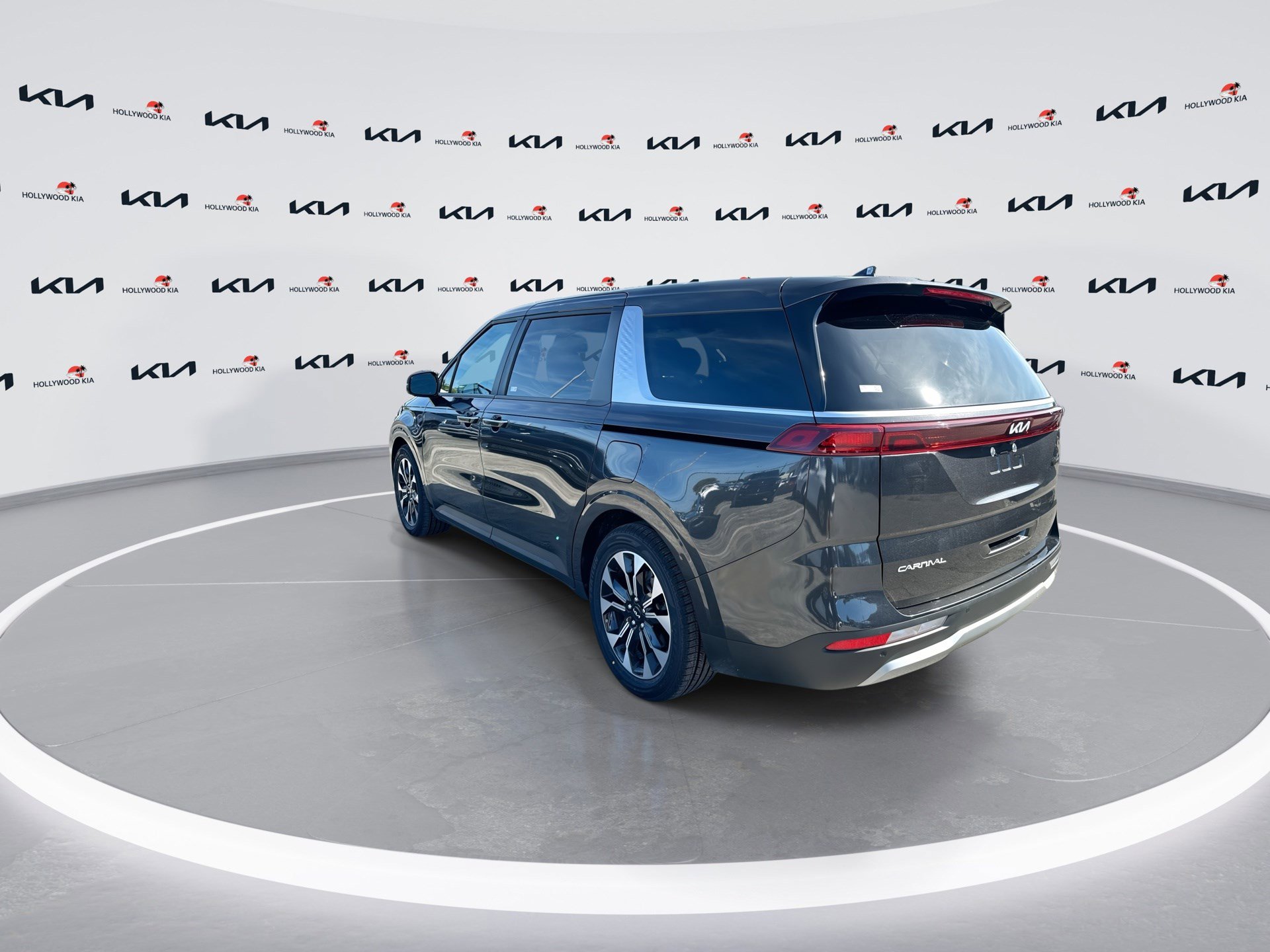 Used 2024 Kia Carnival EX FWD image 6