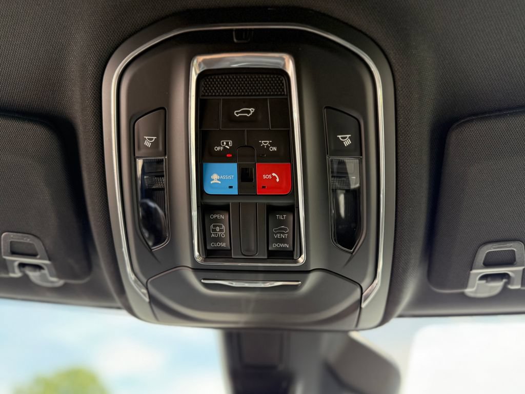 Used 2025 Jeep Grand Cherokee Altitude AWD/4WD image 27