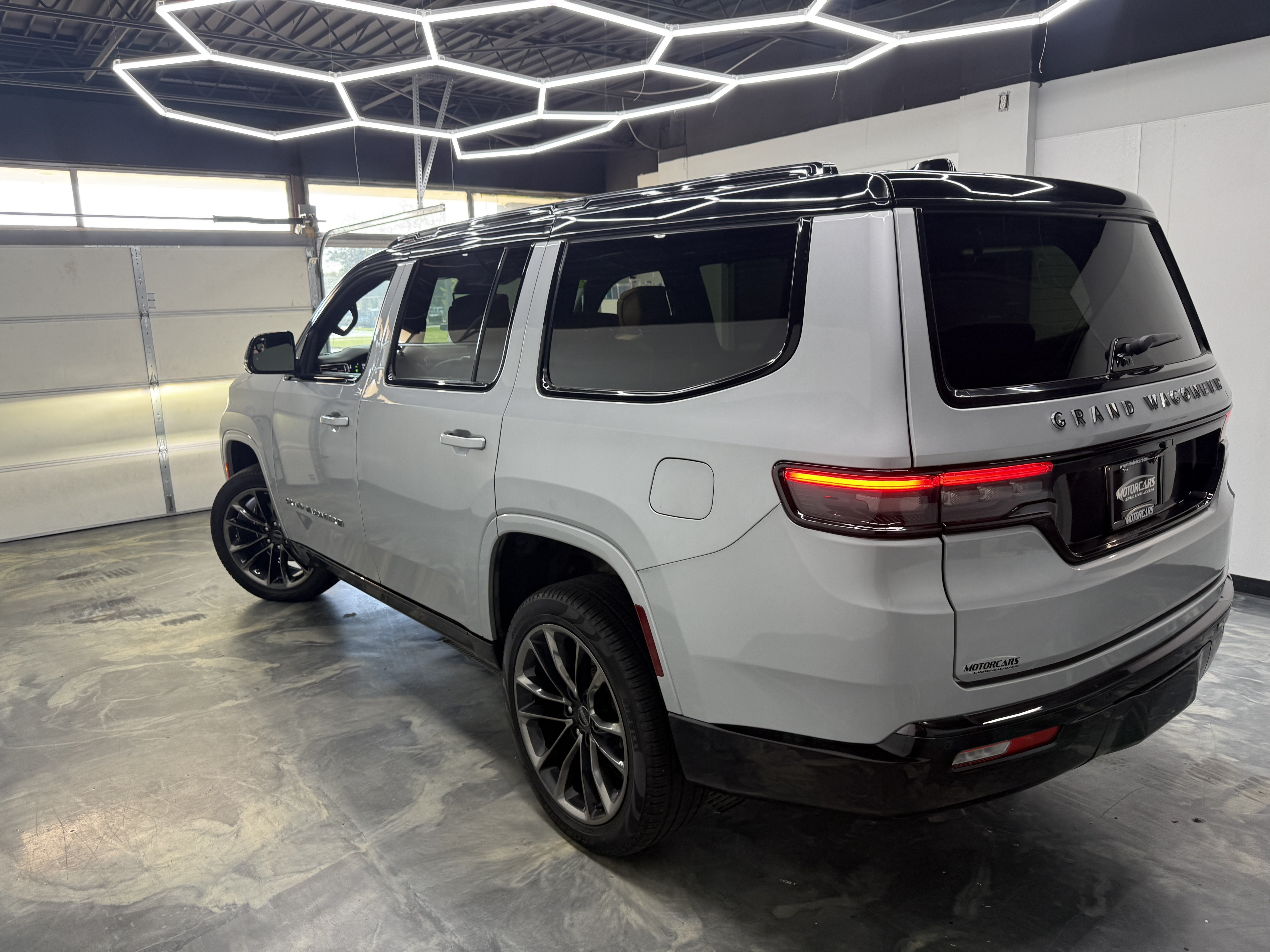 Used 2024 Jeep Grand Wagoneer Series III w/ Rear-Seat Entertainment Group AWD/4WD image 3