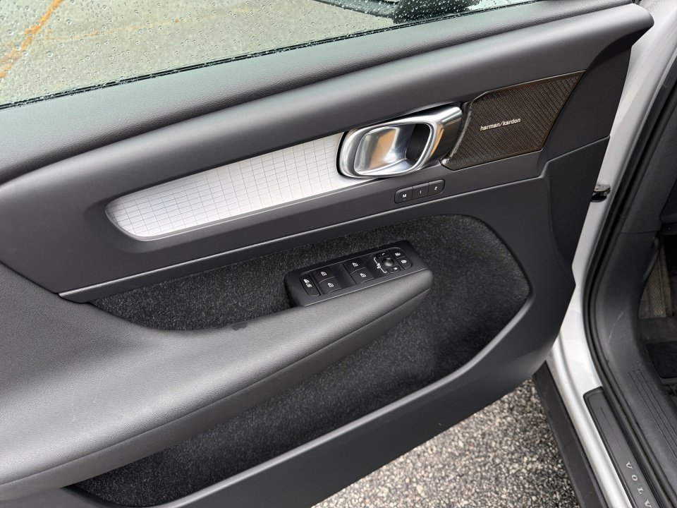 Used 2019 Volvo XC40 T5 Momentum image 32