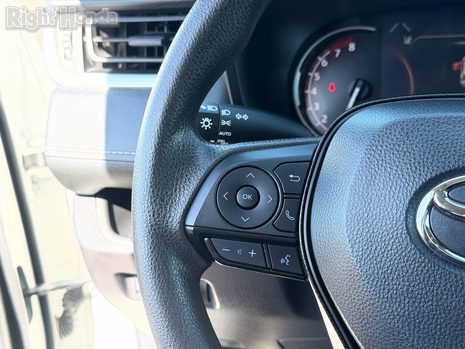 Used 2025 Toyota RAV4 XLE FWD image 22