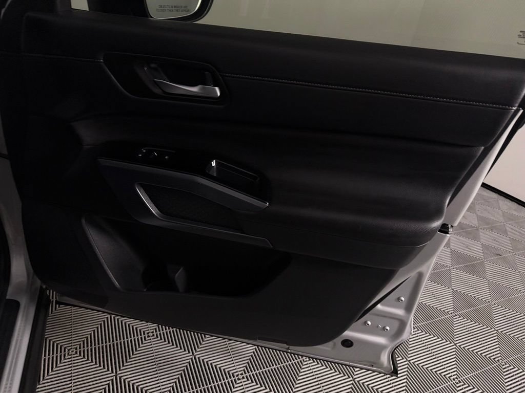 Used 2025 Nissan Pathfinder SL FWD image 32