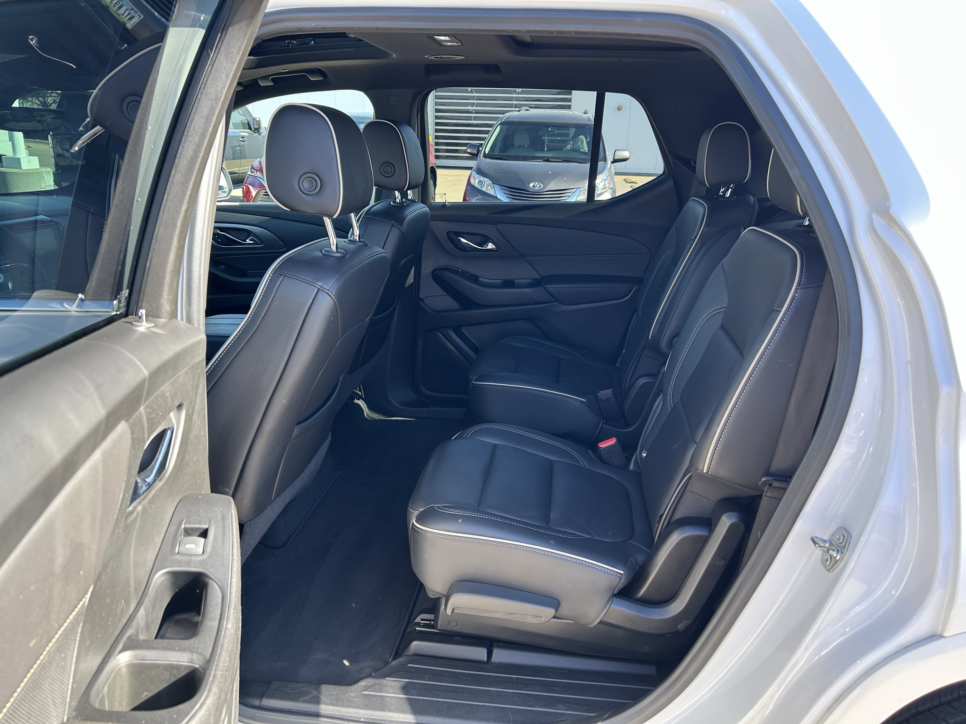 Used 2023 Chevrolet Traverse Premier image 18