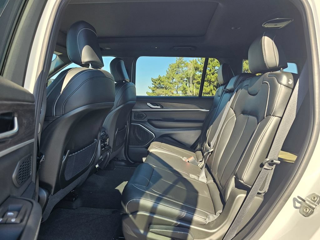 New 2025 Jeep Grand Cherokee L Limited w/ Black Appearance Package AWD/4WD image 13