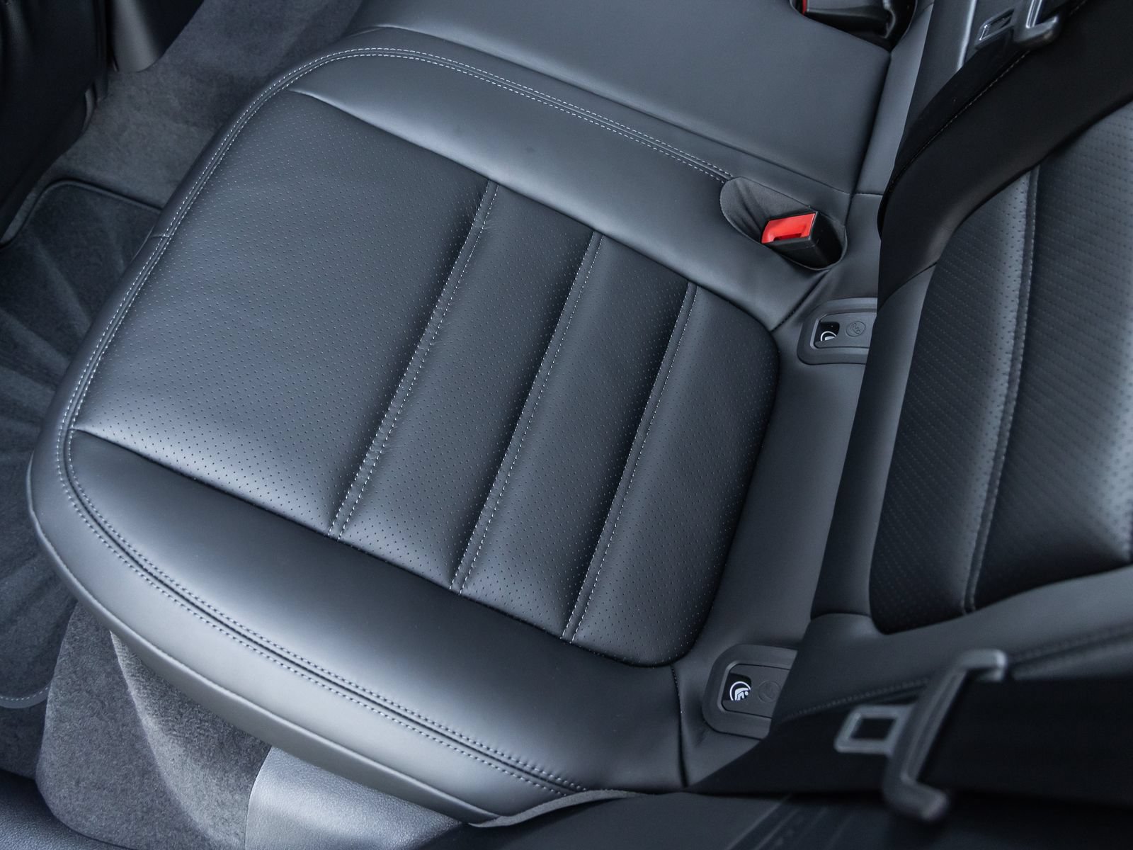 Certified 2026 Porsche Macan S AWD/4WD image 33
