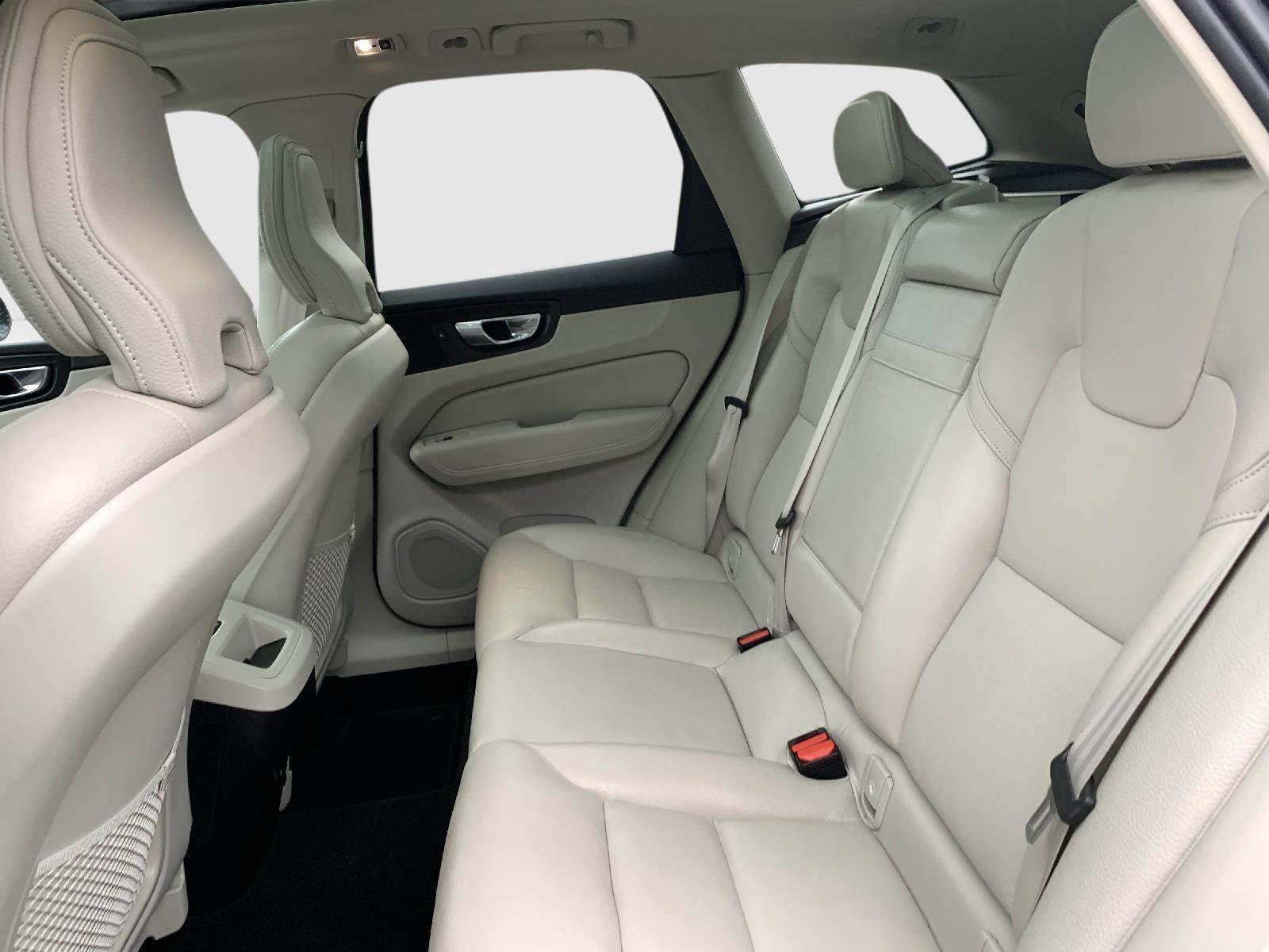 Used 2021 Volvo XC60 T6 Momentum w/ Premium Package image 38