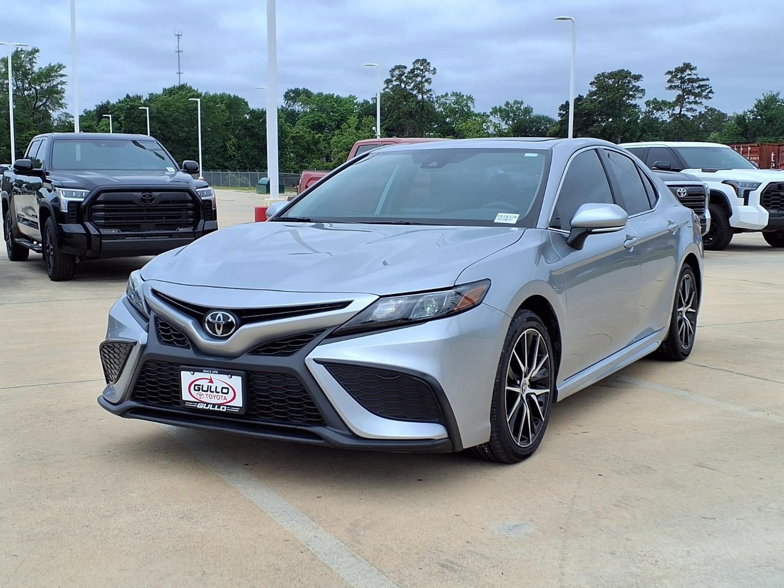 Used 2022 Toyota Camry SE w/ Audio Upgrade Package FWD image 3