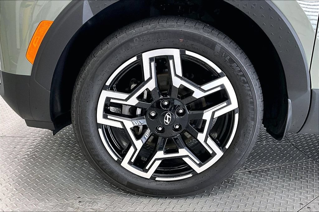 Certified 2025 Hyundai Santa Cruz Limited AWD/4WD image 8
