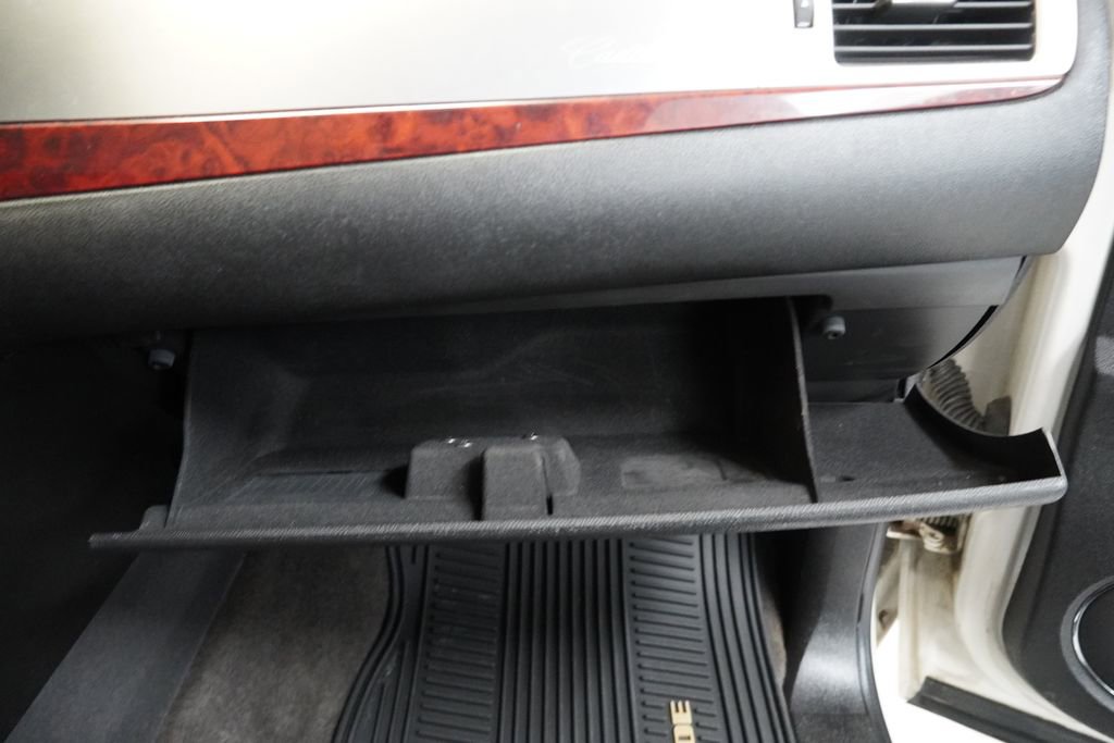 Used 2011 Cadillac Escalade Luxury image 30