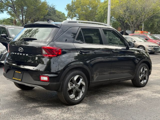 Used 2022 Hyundai Venue SEL FWD image 5