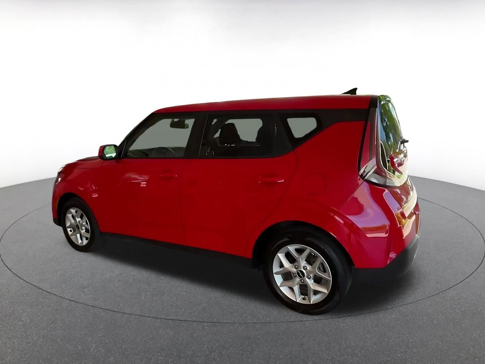 Used 2025 Kia Soul LX w/ LX Technology Package FWD image 9