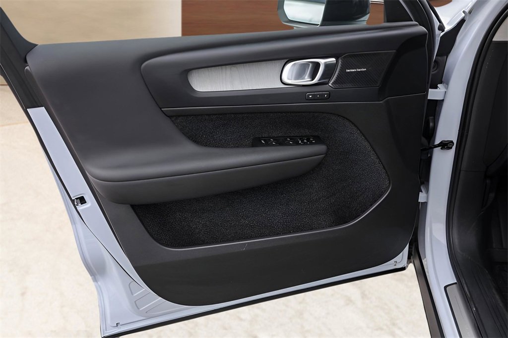 Used 2024 Volvo XC40 B5 Ultimate w/ Protection Package Premier image 26