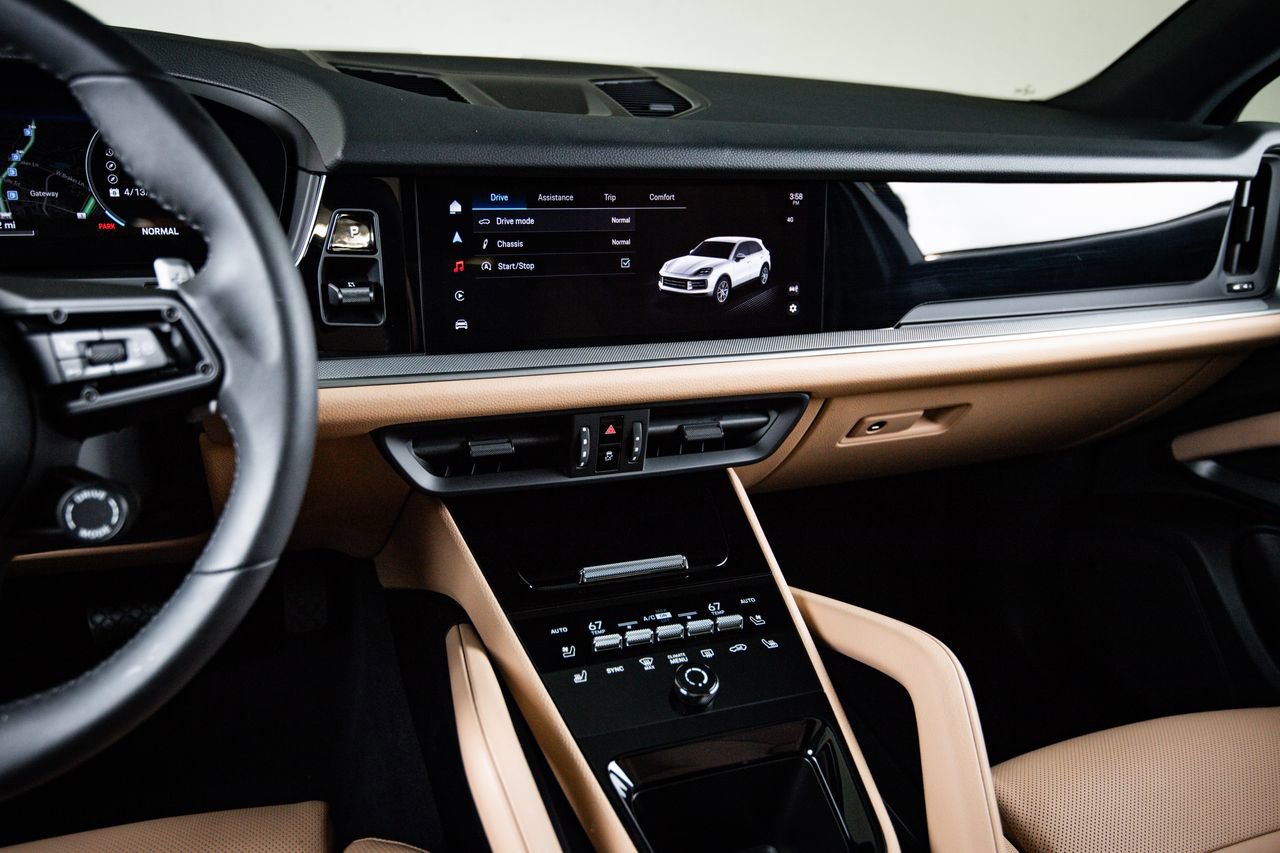 Certified 2025 Porsche Cayenne AWD/4WD image 19