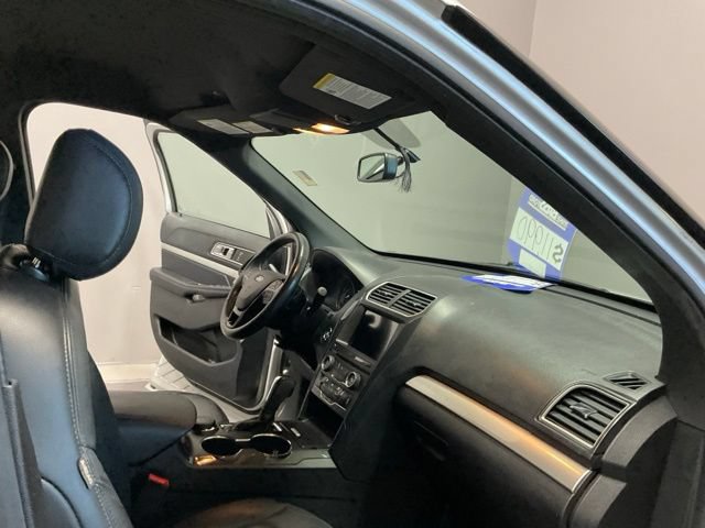 Used 2017 Ford Explorer XLT w/ Equipment Group 202A AWD/4WD image 22