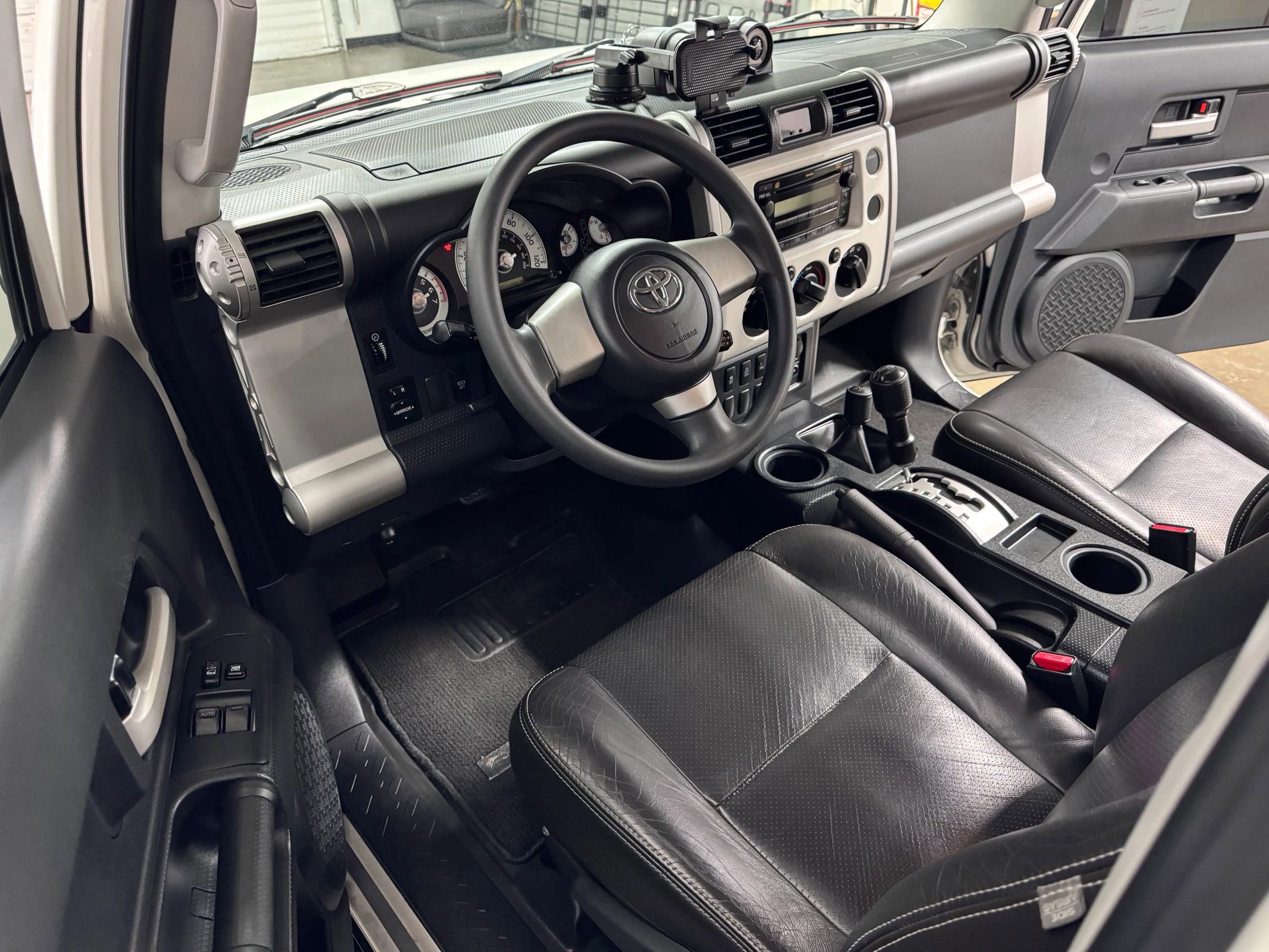 Used 2010 Toyota FJ Cruiser Sport Utility 2D AWD/4WD image 10