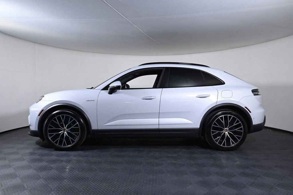 Used 2025 Porsche Macan Electric RWD image 2