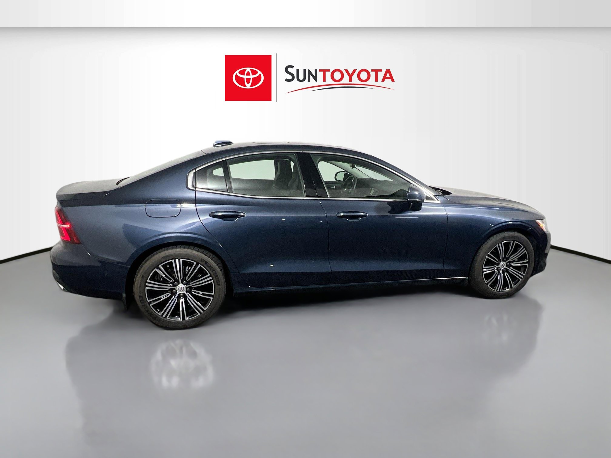 Used 2022 Volvo S60 B5 Inscription image 2