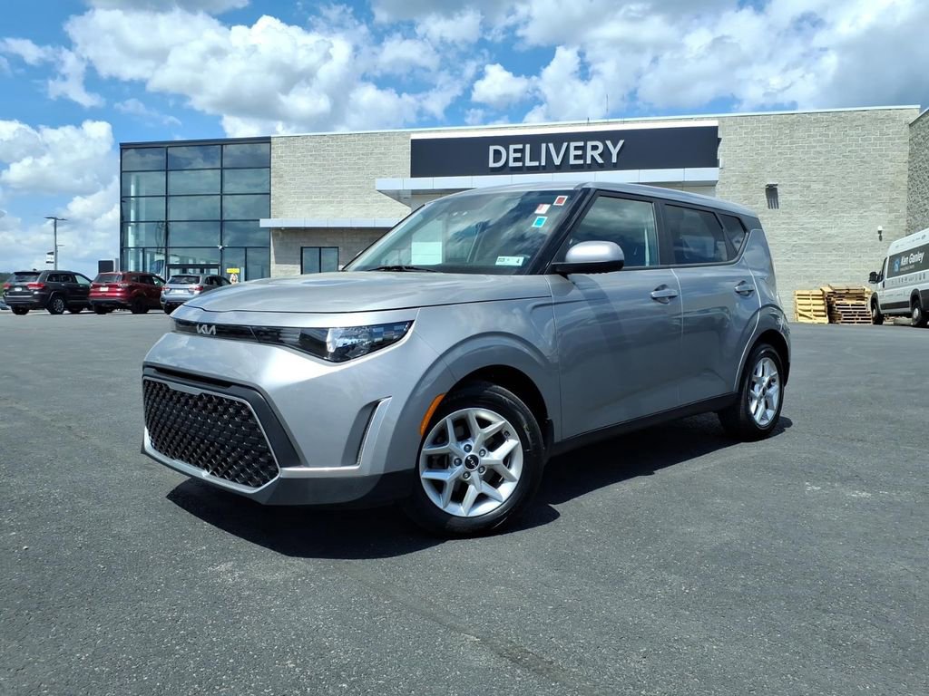 Used 2023 Kia Soul LX w/ LX Technology Package FWD image 3