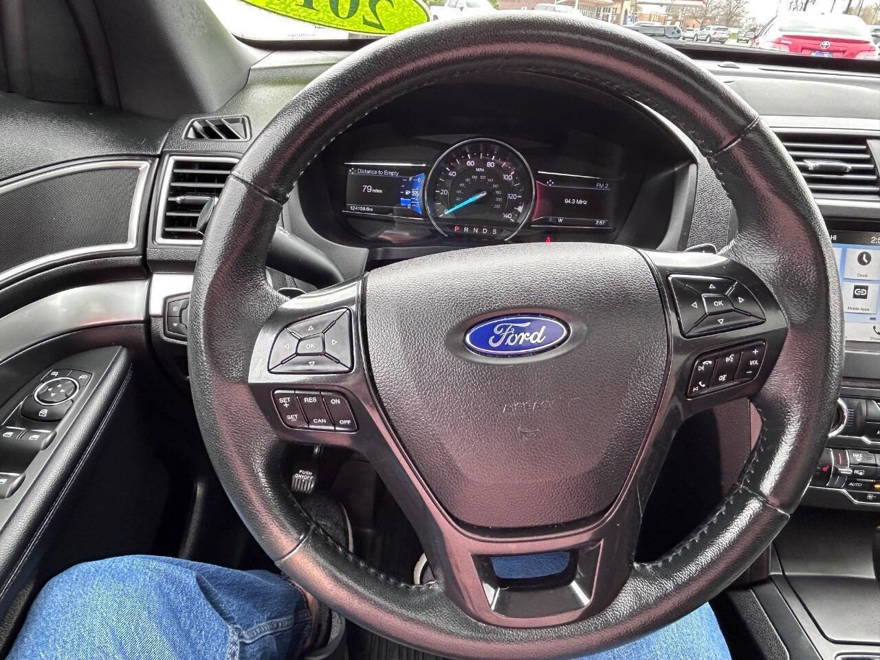 Used 2017 Ford Explorer XLT w/ Equipment Group 202A AWD/4WD image 27