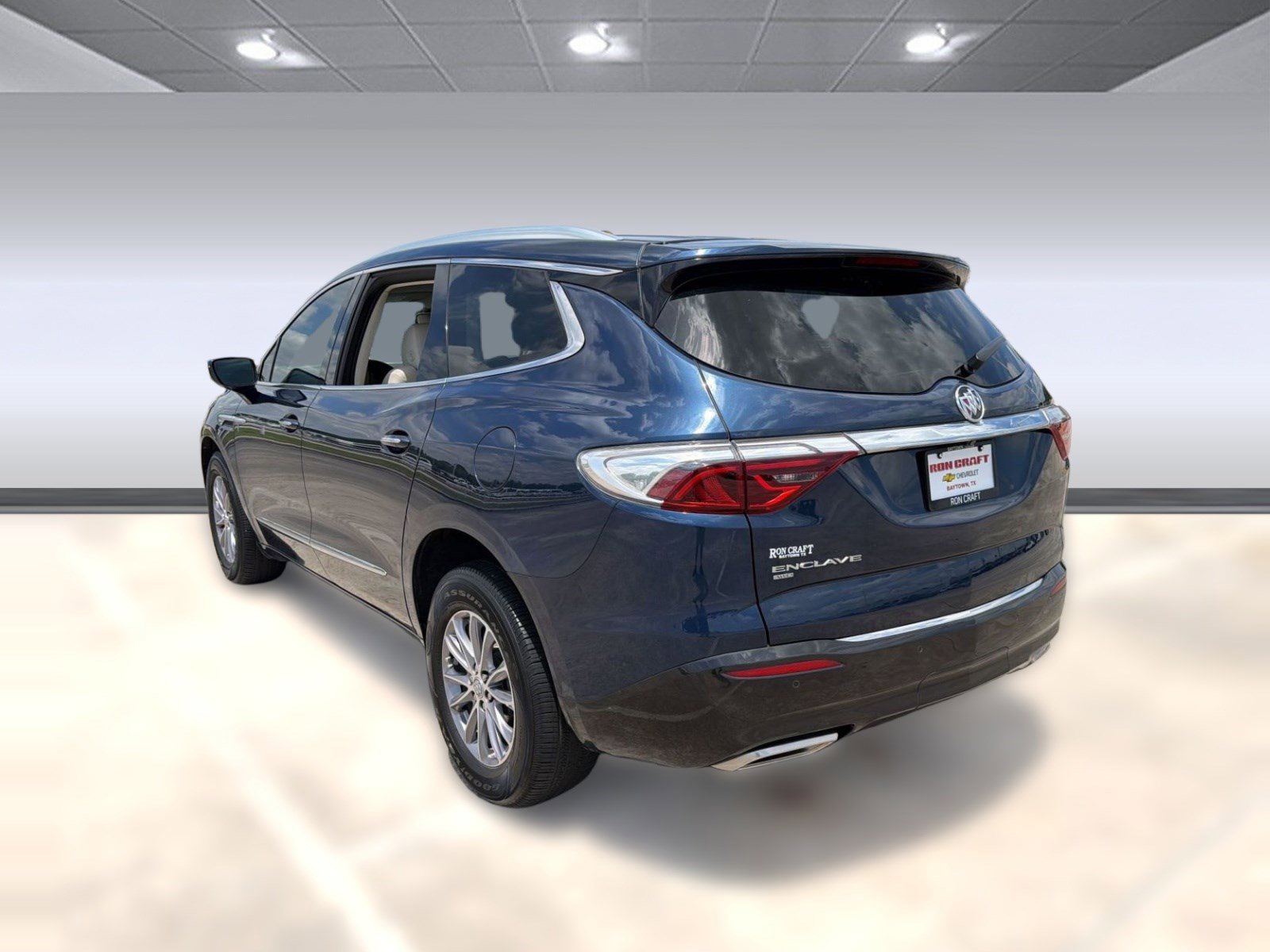 Used 2023 Buick Enclave Essence AWD/4WD image 3