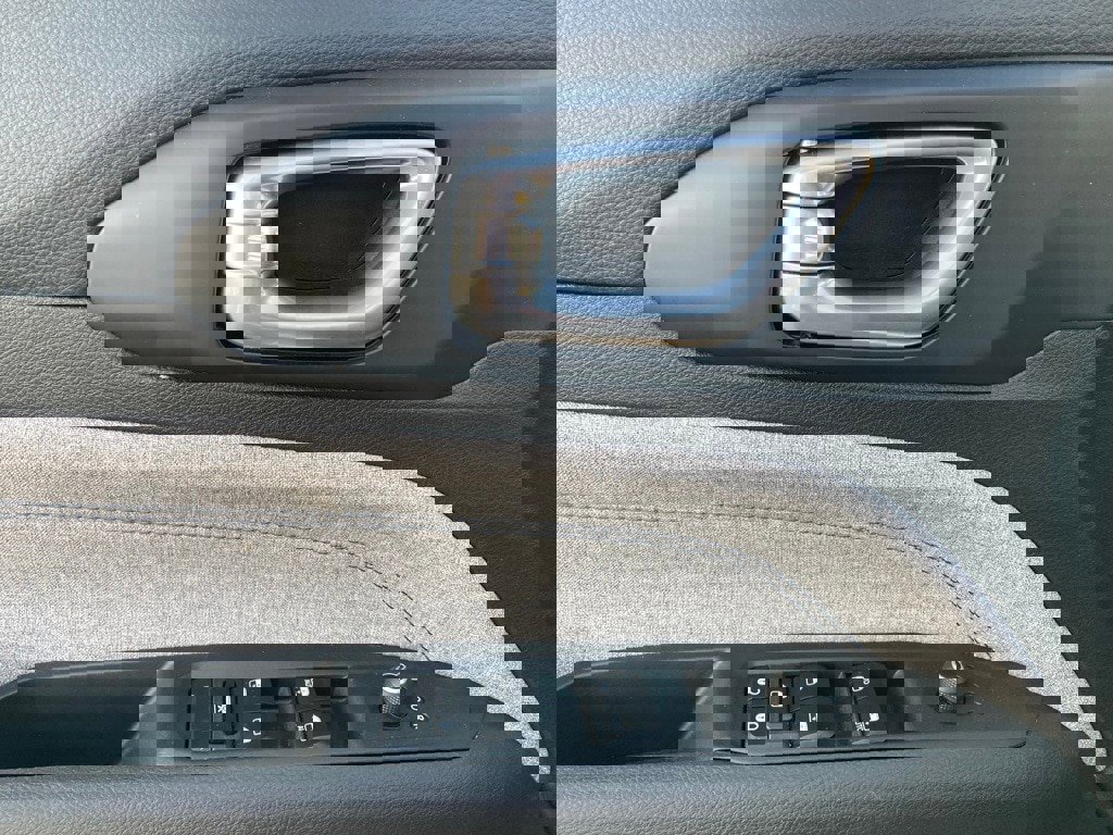 Used 2025 Jeep Compass Latitude image 13