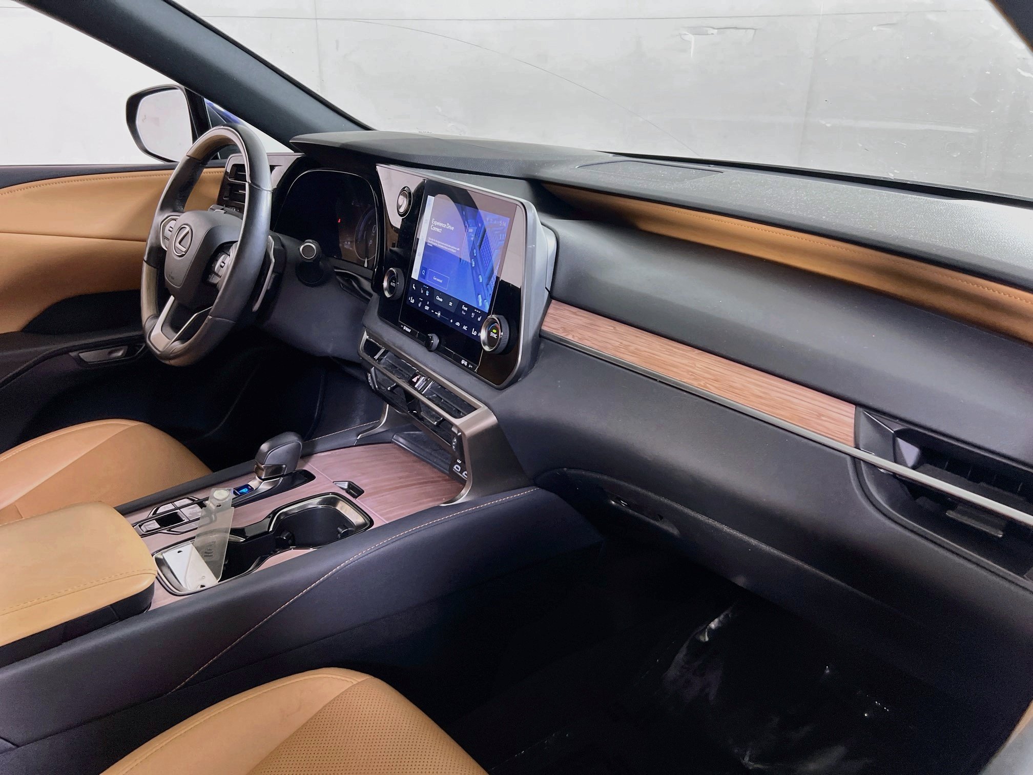 Used 2023 Lexus RX 350h w/ Accessory Package (Z1) AWD/4WD image 29