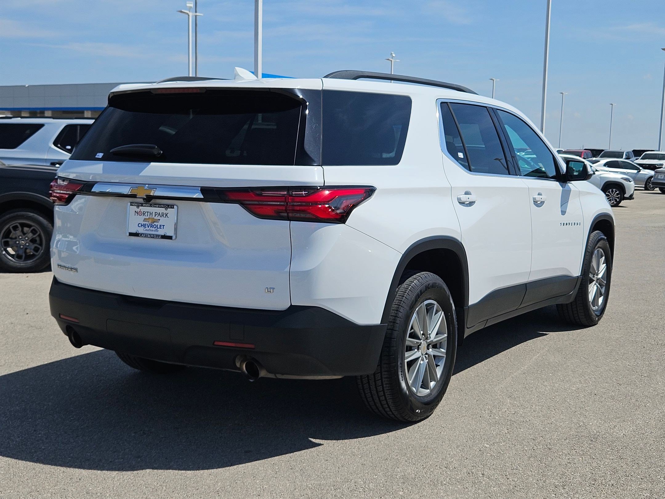 Used 2023 Chevrolet Traverse LT image 3