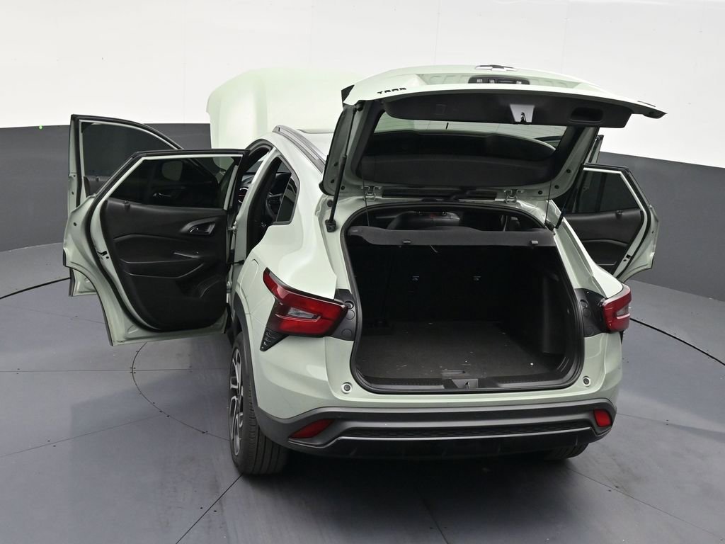 Used 2024 Chevrolet Trax RS w/ Sunroof Package FWD image 32