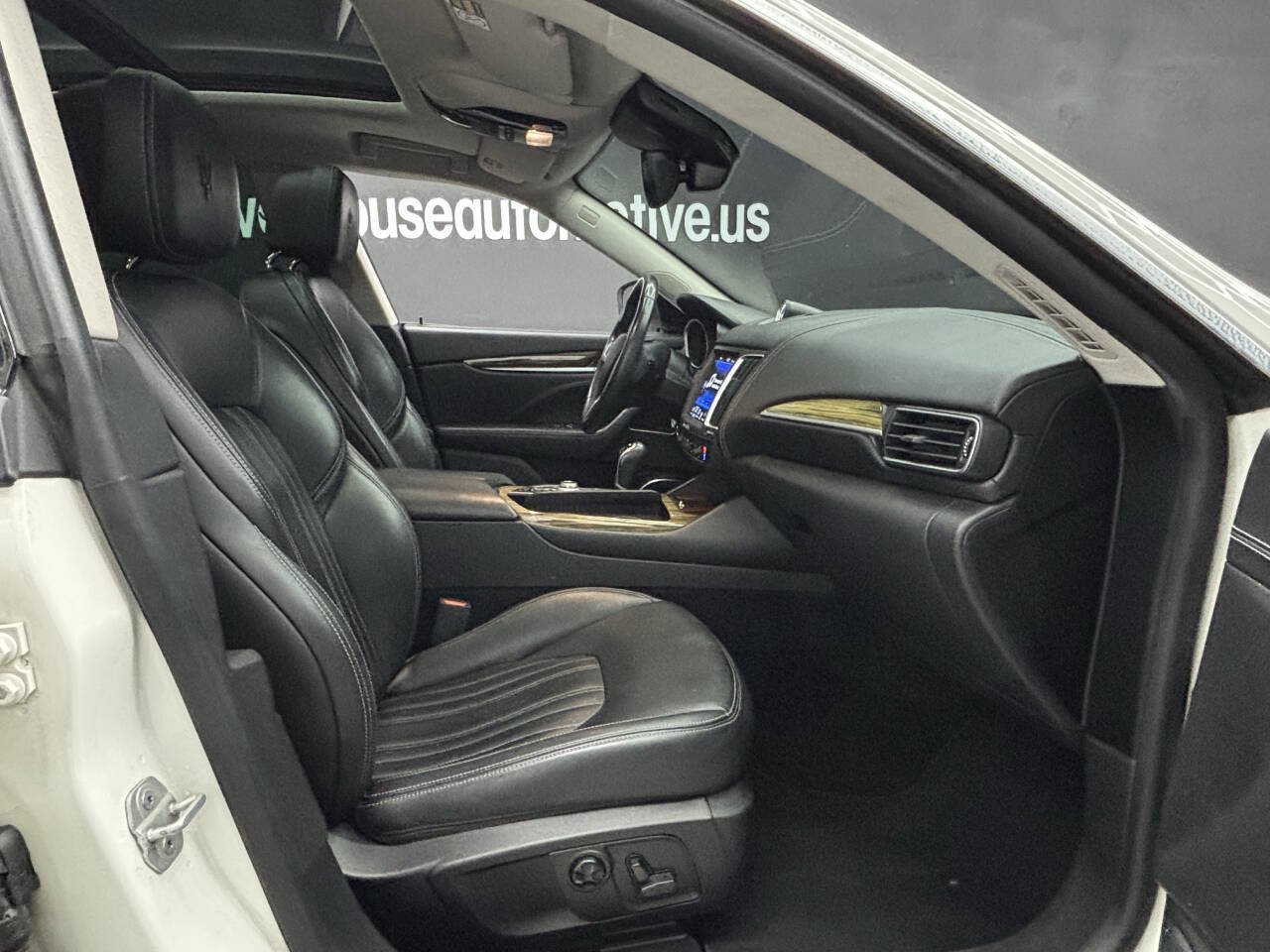 Used 2017 Maserati Levante w/ Luxury Package AWD/4WD image 35