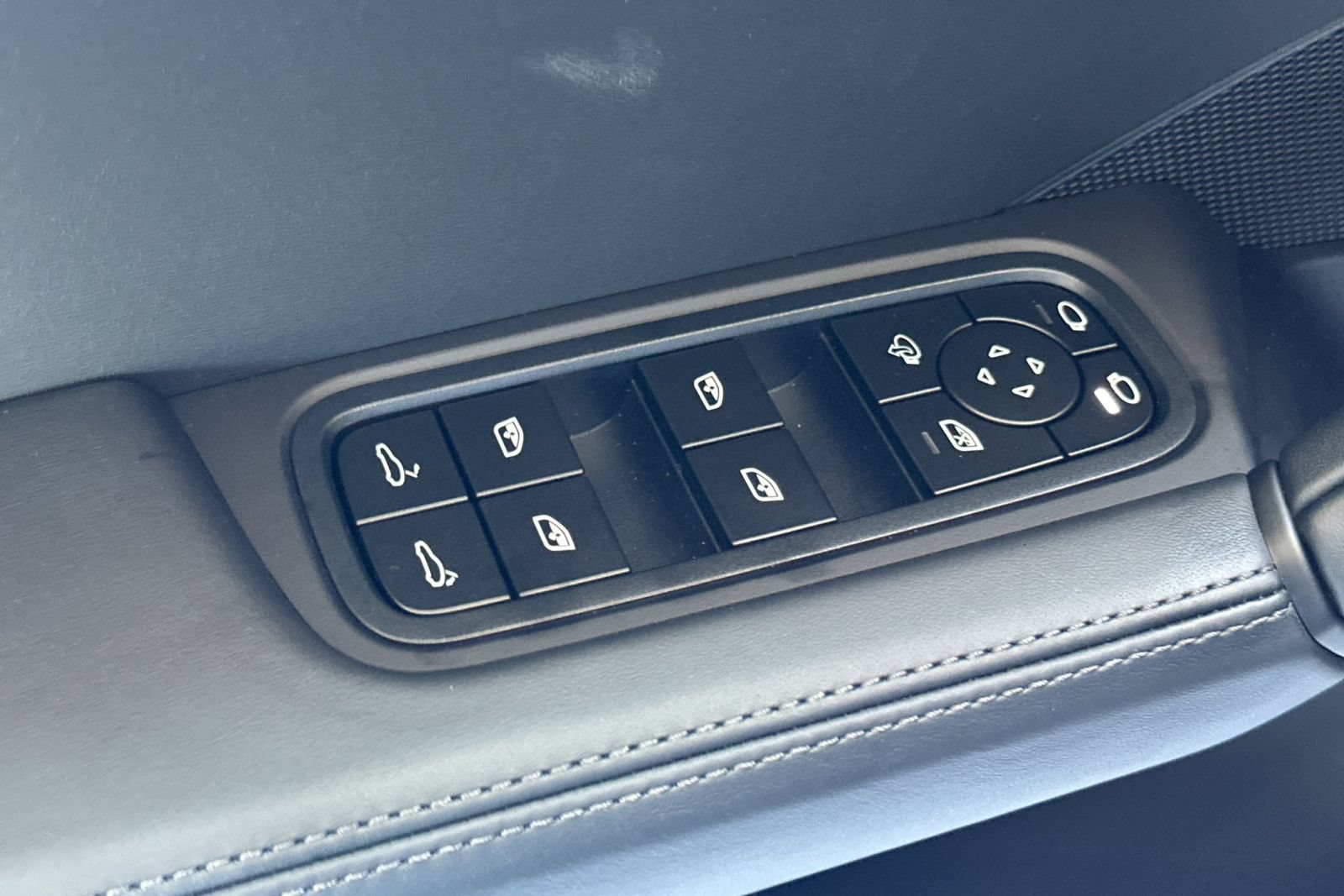 New 2026 Porsche Cayenne Coupe AWD/4WD image 13
