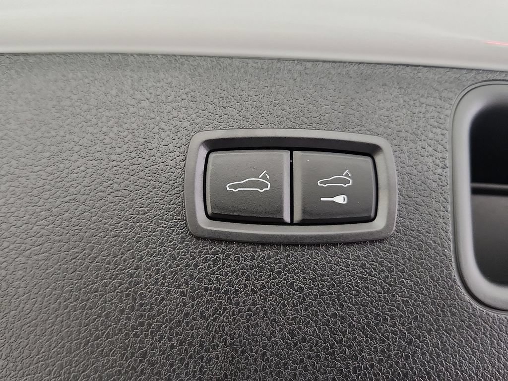 Certified 2025 Porsche Macan GTS AWD/4WD image 30