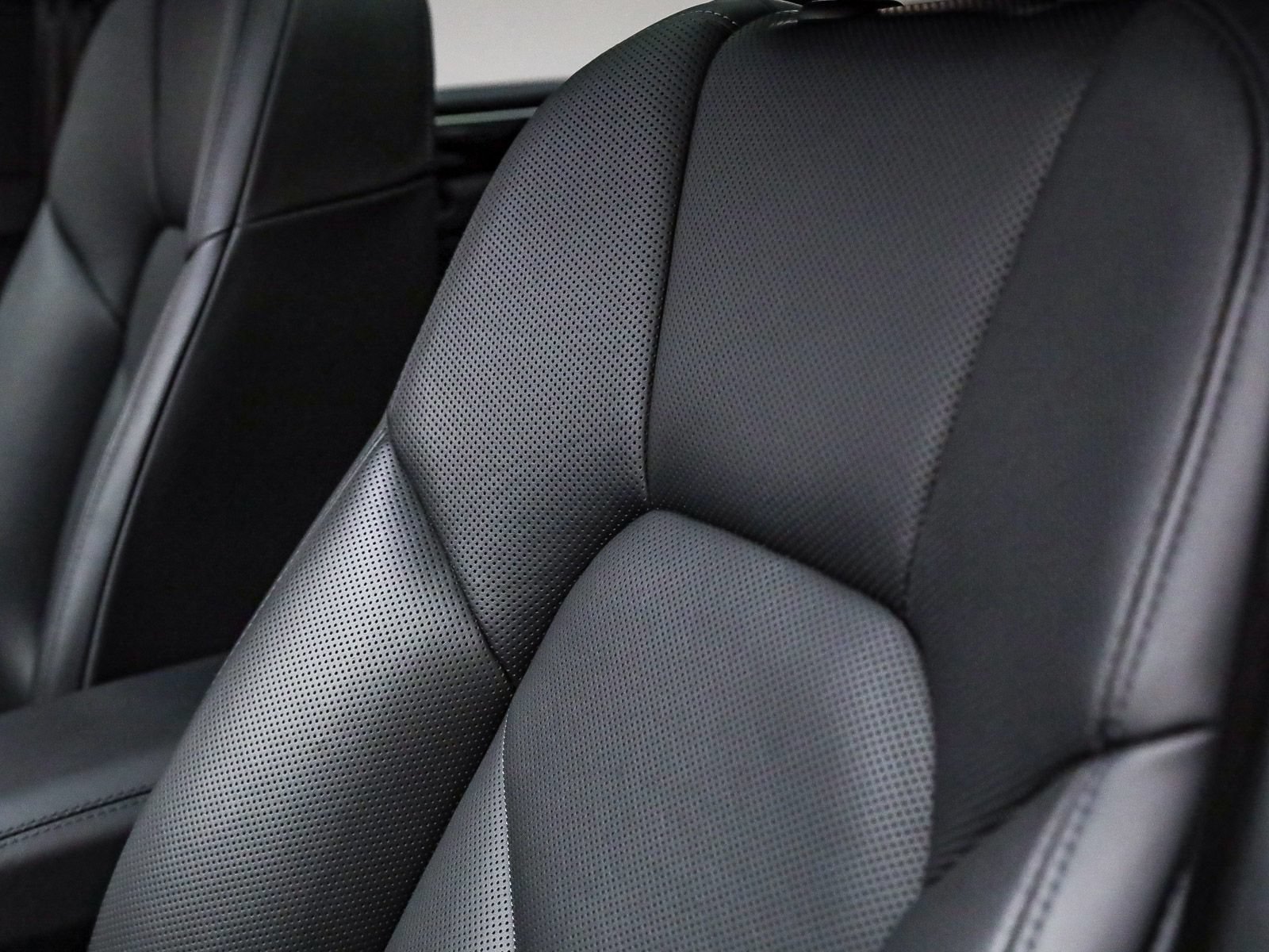 Certified 2025 Porsche Macan Turbo AWD/4WD image 24