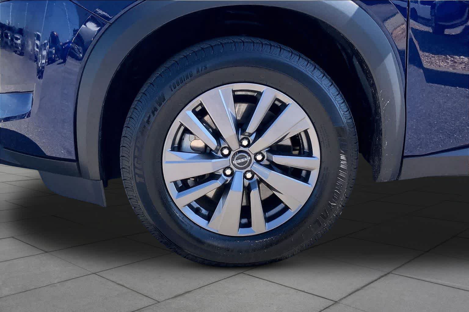 Used 2025 Nissan Pathfinder SV AWD/4WD image 10