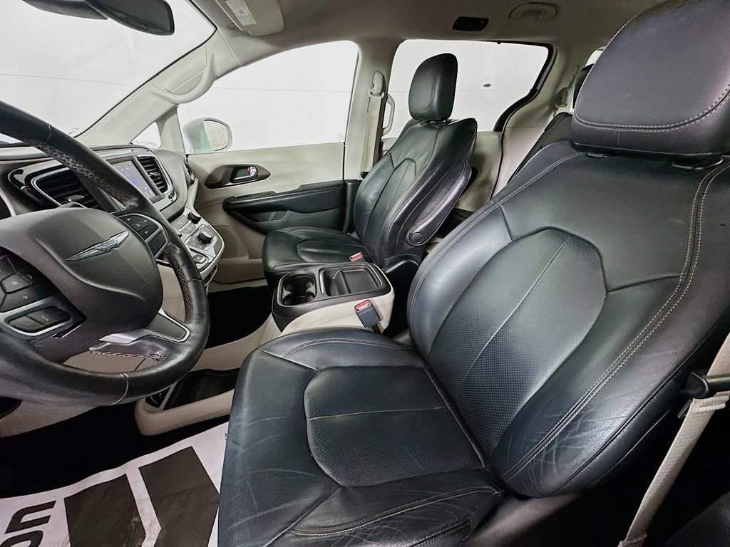 Used 2019 Chrysler Pacifica Touring-L image 21