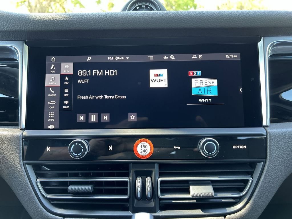 Certified 2025 Porsche Macan image 12