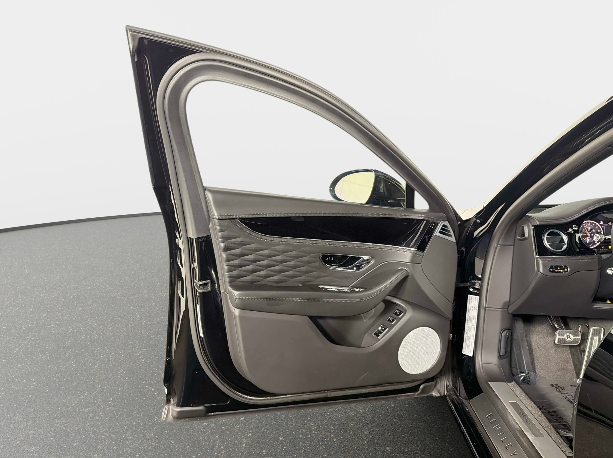Used 2022 Bentley Flying Spur Plug-In Hybrid AWD/4WD image 35