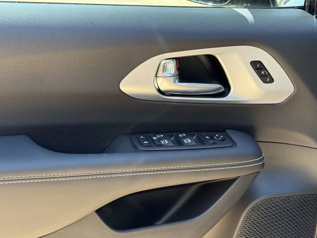 New 2026 Chrysler Pacifica Limited w/ S Appearance Package image 13
