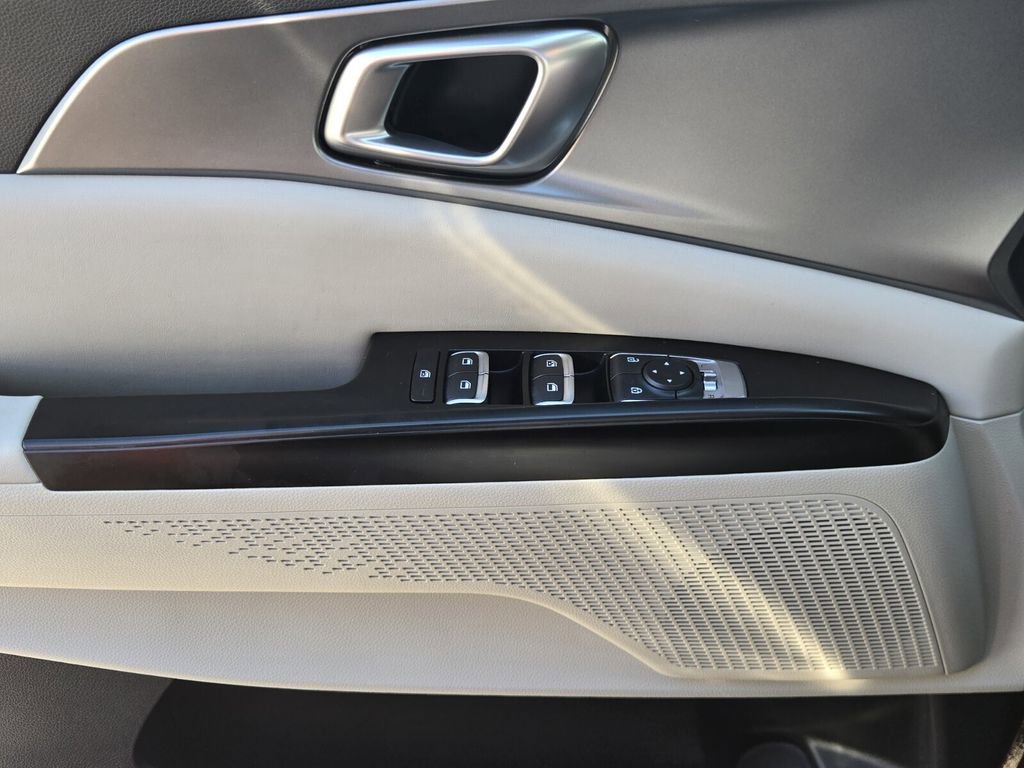 Used 2024 Kia Carnival LX image 25