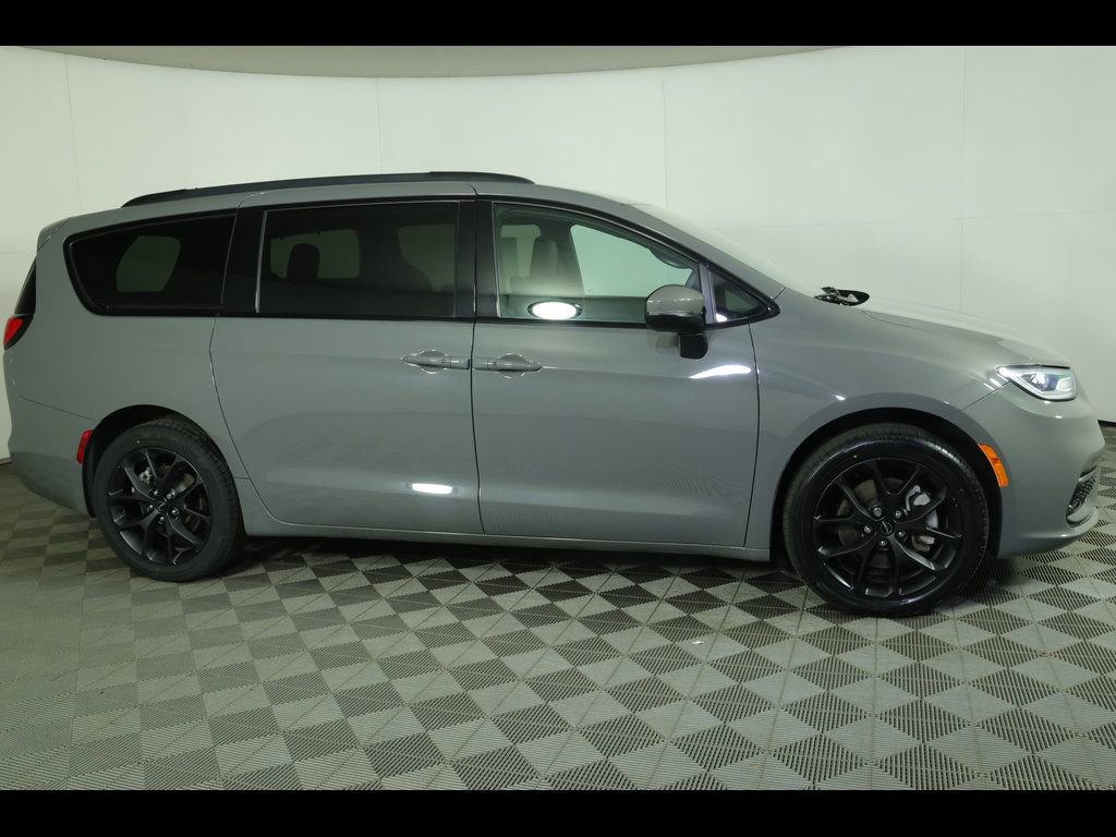 Used 2023 Chrysler Pacifica Touring-L w/ Uconnect Theater Family Group AWD/4WD image 5