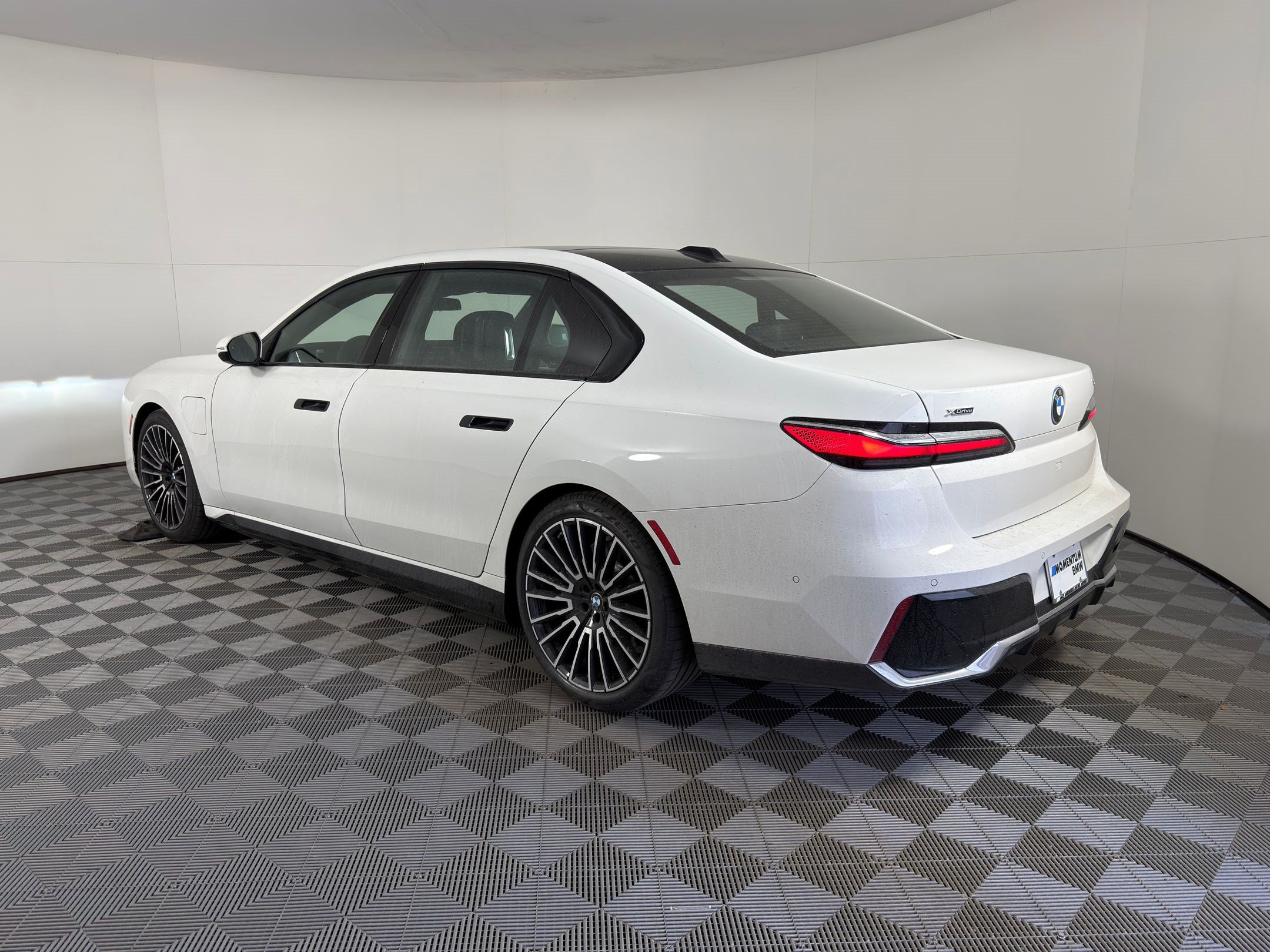 Used 2026 BMW 750e xDrive w/ Premium Package AWD/4WD image 3