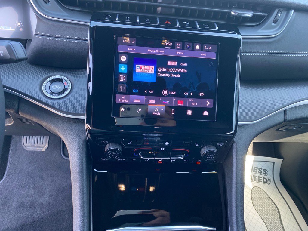 Used 2025 Jeep Grand Cherokee Altitude image 11