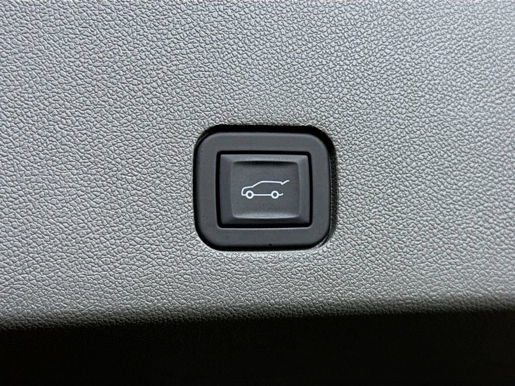 Used 2025 Cadillac XT6 Premium Luxury w/ LPO, Floor Liner Package AWD/4WD image 32
