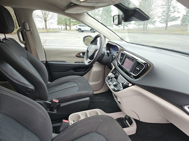 Used 2023 Chrysler Voyager LX image 11
