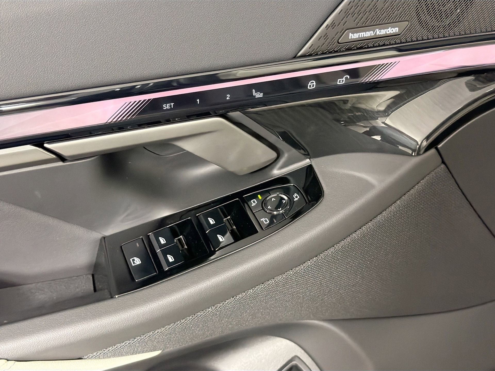 New 2026 BMW 550e xDrive w/ Premium Package image 18