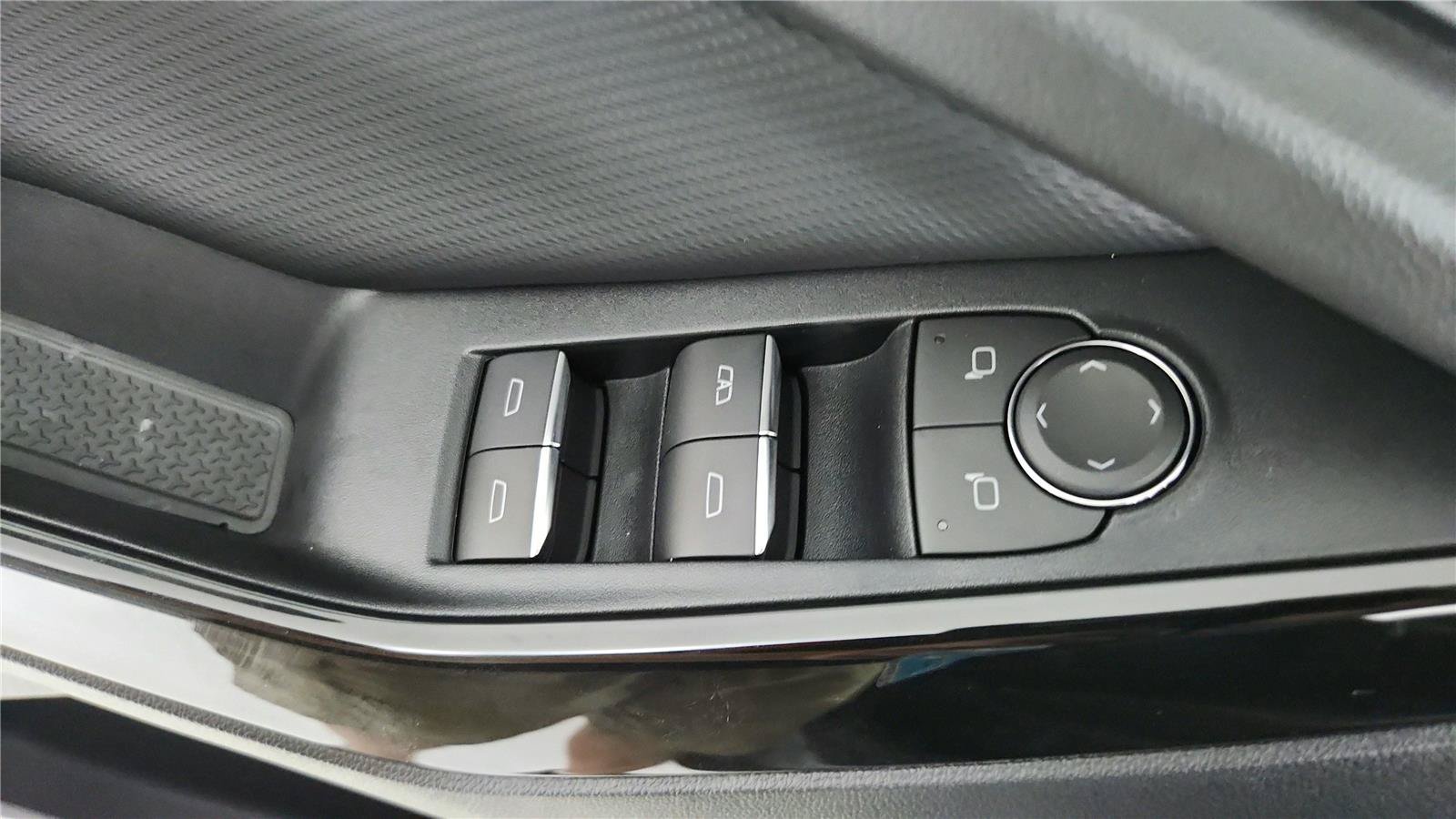 New 2027 Chevrolet Equinox RS w/ Safety and Technology Package AWD/4WD image 17