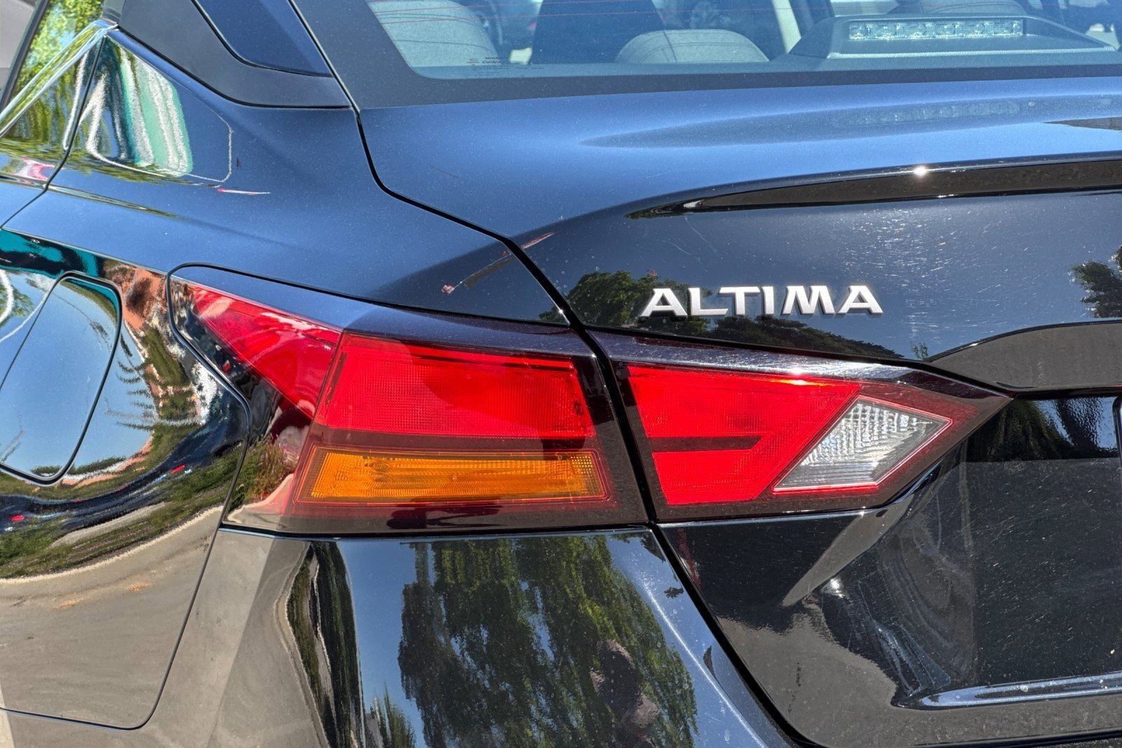 Used 2025 Nissan Altima 2.5 SV FWD image 11