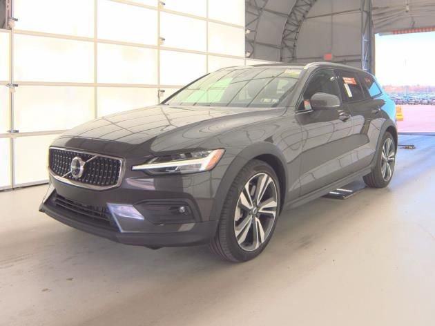 Used 2025 Volvo V60 B5 Cross Country Plus image 2