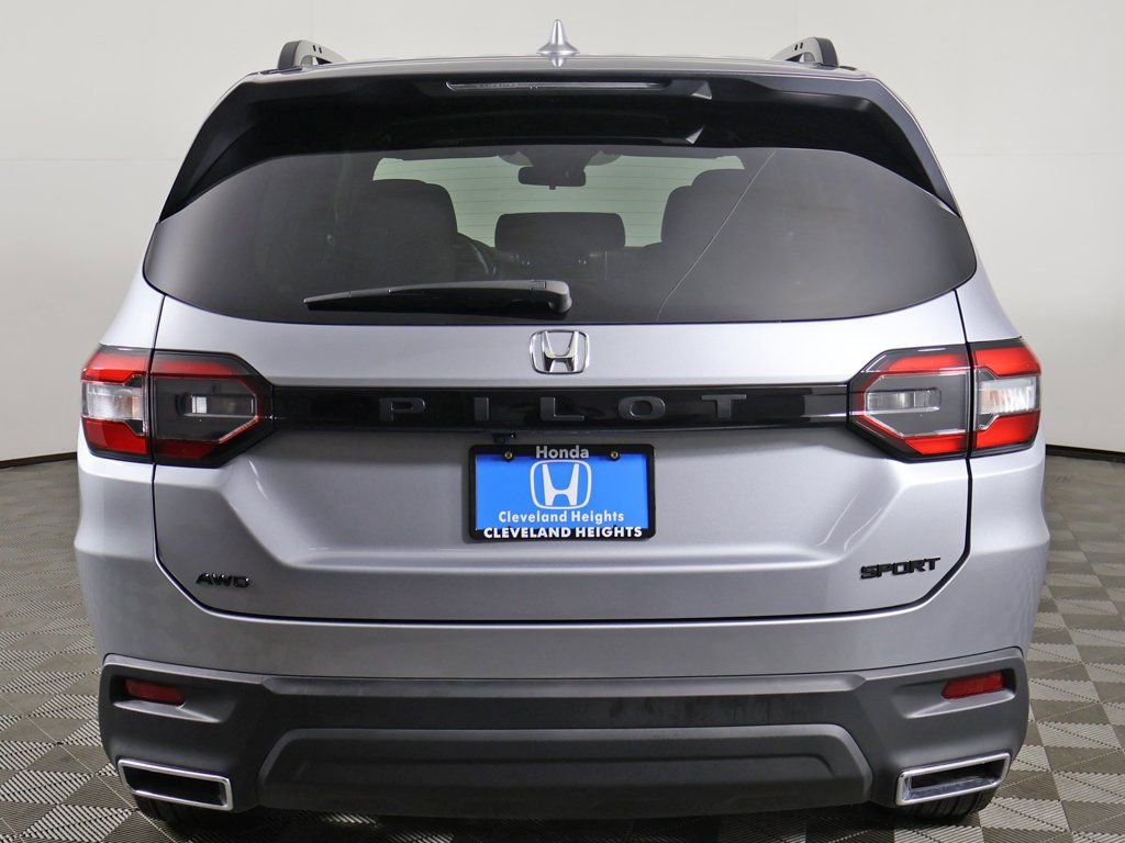 Used 2025 Honda Pilot Sport image 12