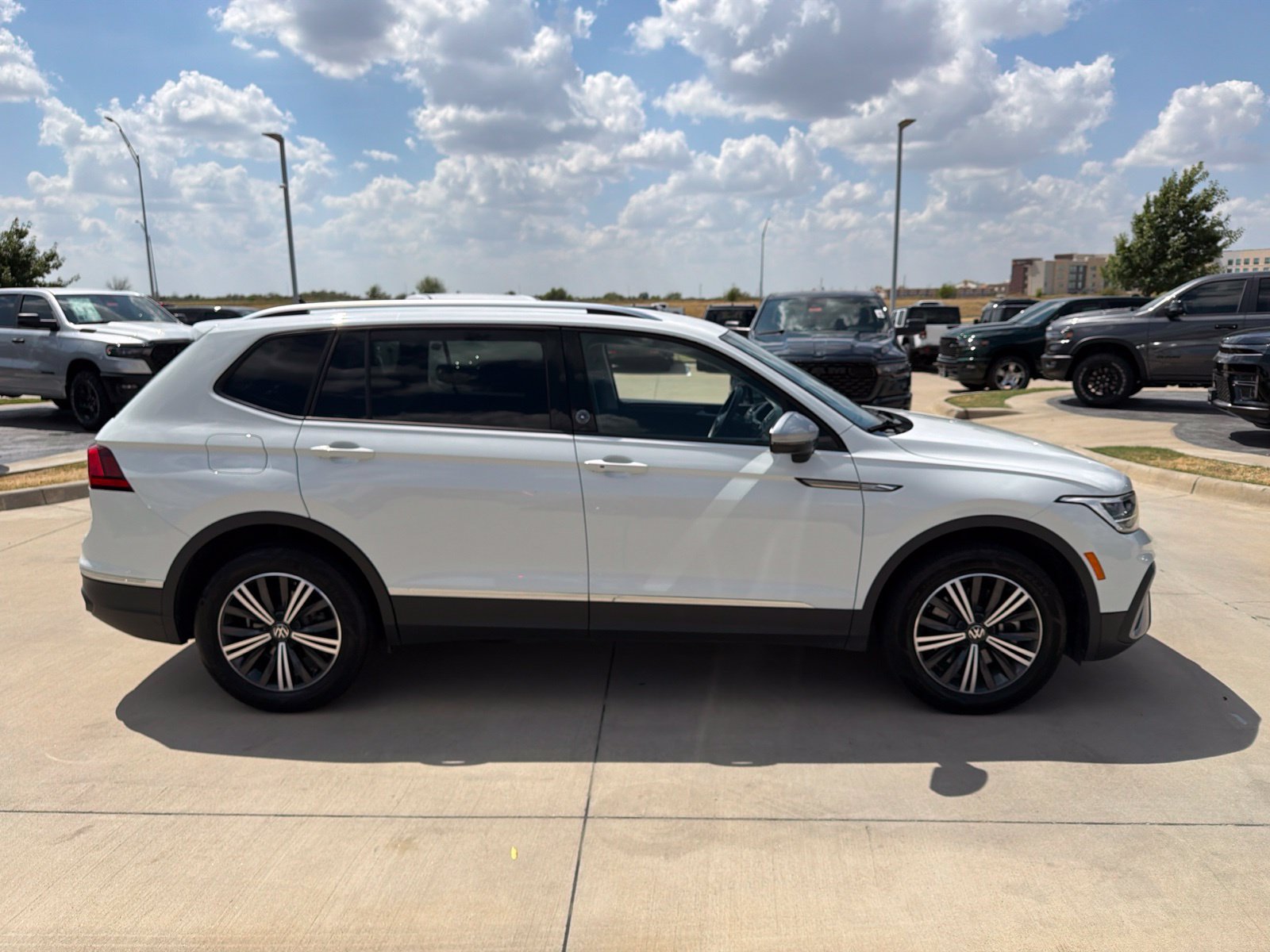 Used 2024 Volkswagen Tiguan SE FWD image 6